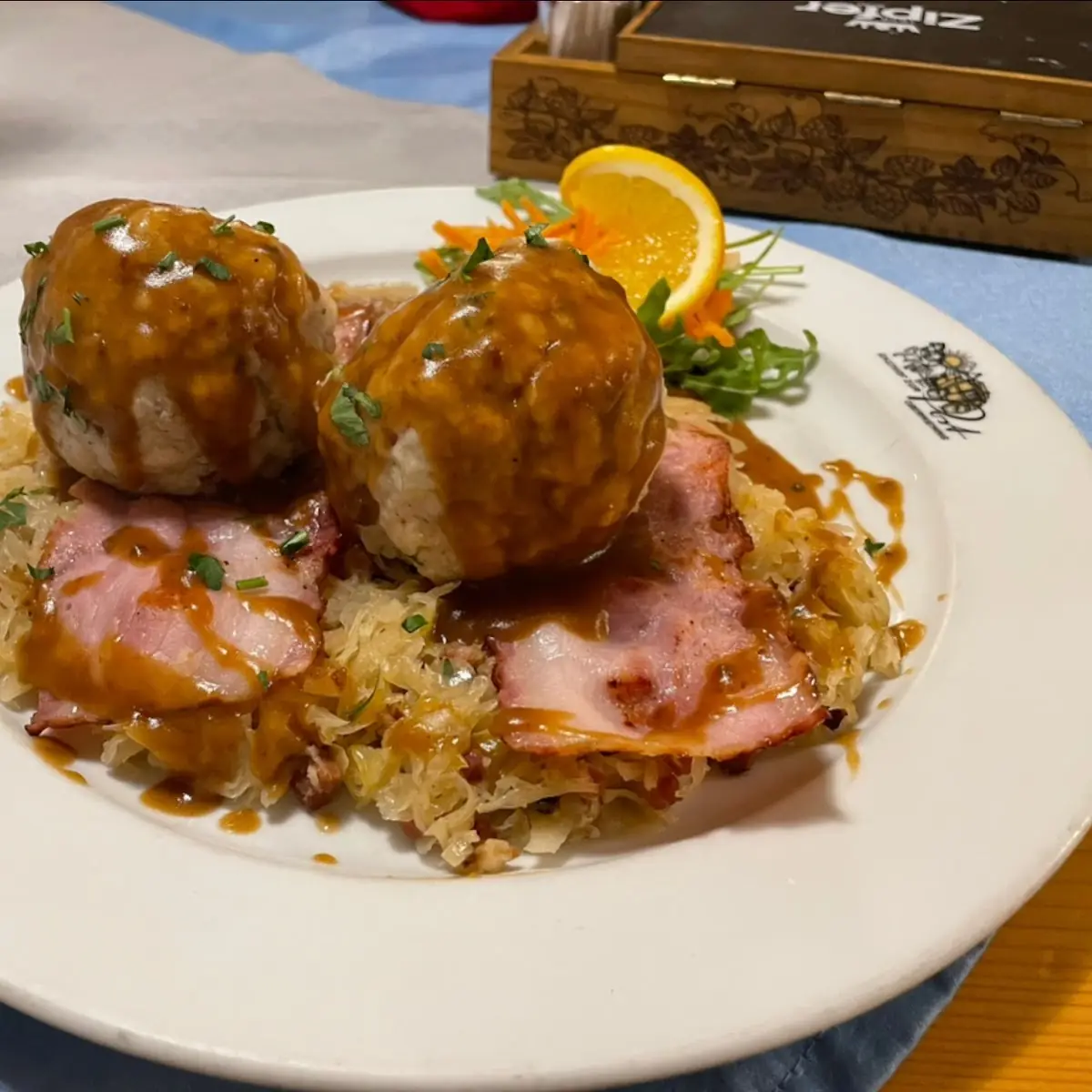 Speckknödel Auf Kraut