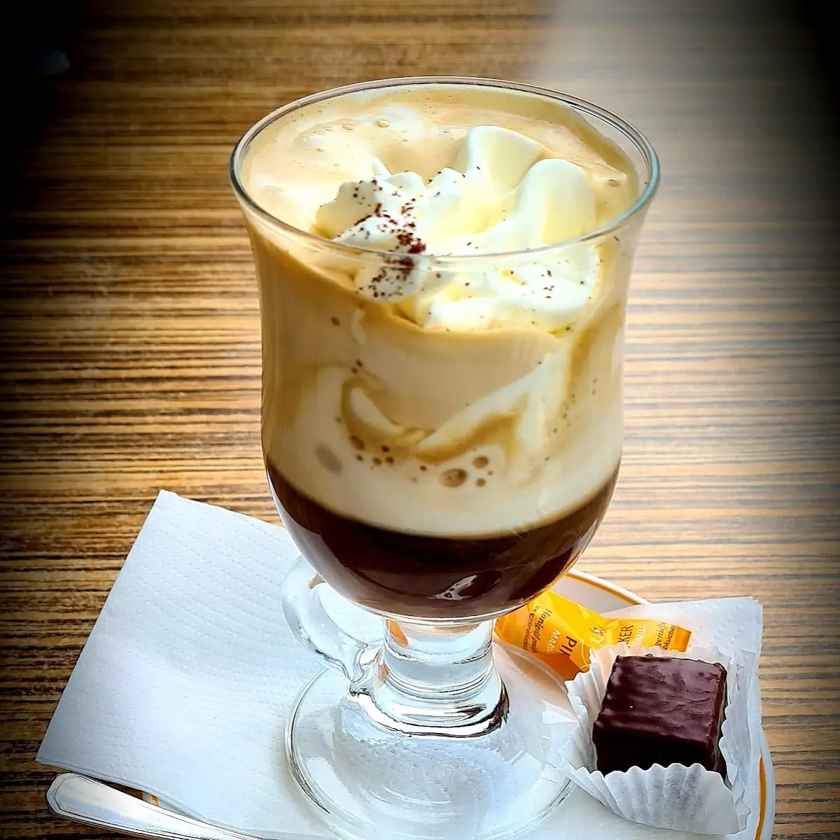 Großer Mocca Mit Schlag