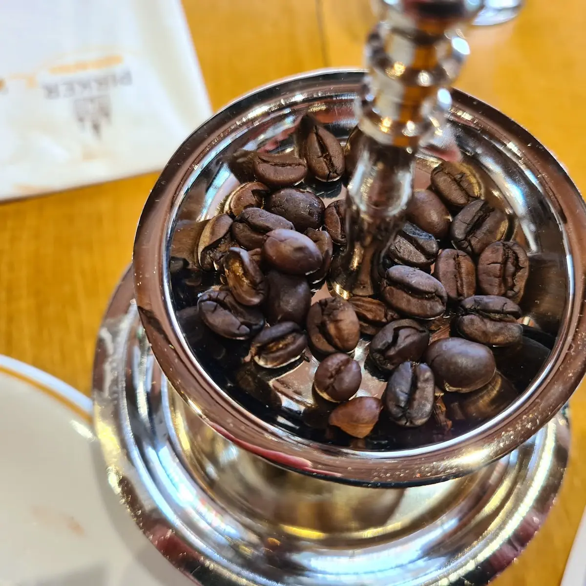Jedem Kaffe Und Torte gibt's Als Munderfrischer Echte Kaffeebohnen Zum Kauen Dazu