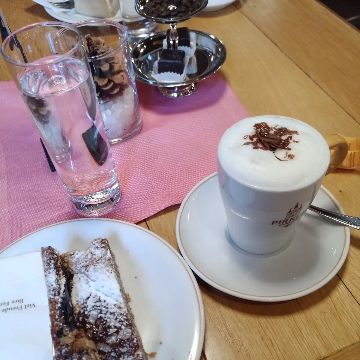 Linzer Schnitte Mit Cappuccino