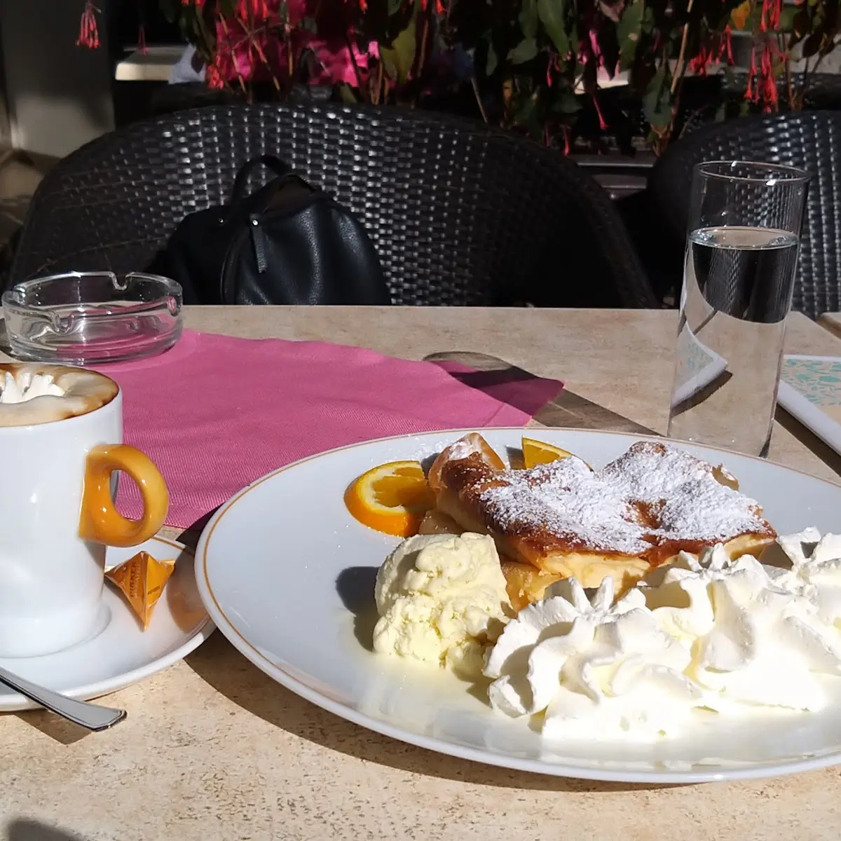Topfenstrudel Mit Vanilleeis Und Schlagobers Cappuccino