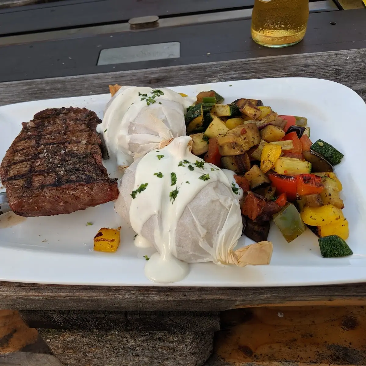 Steak Vom Beiried Mit Ofenkartoffel Und Grillgemüse