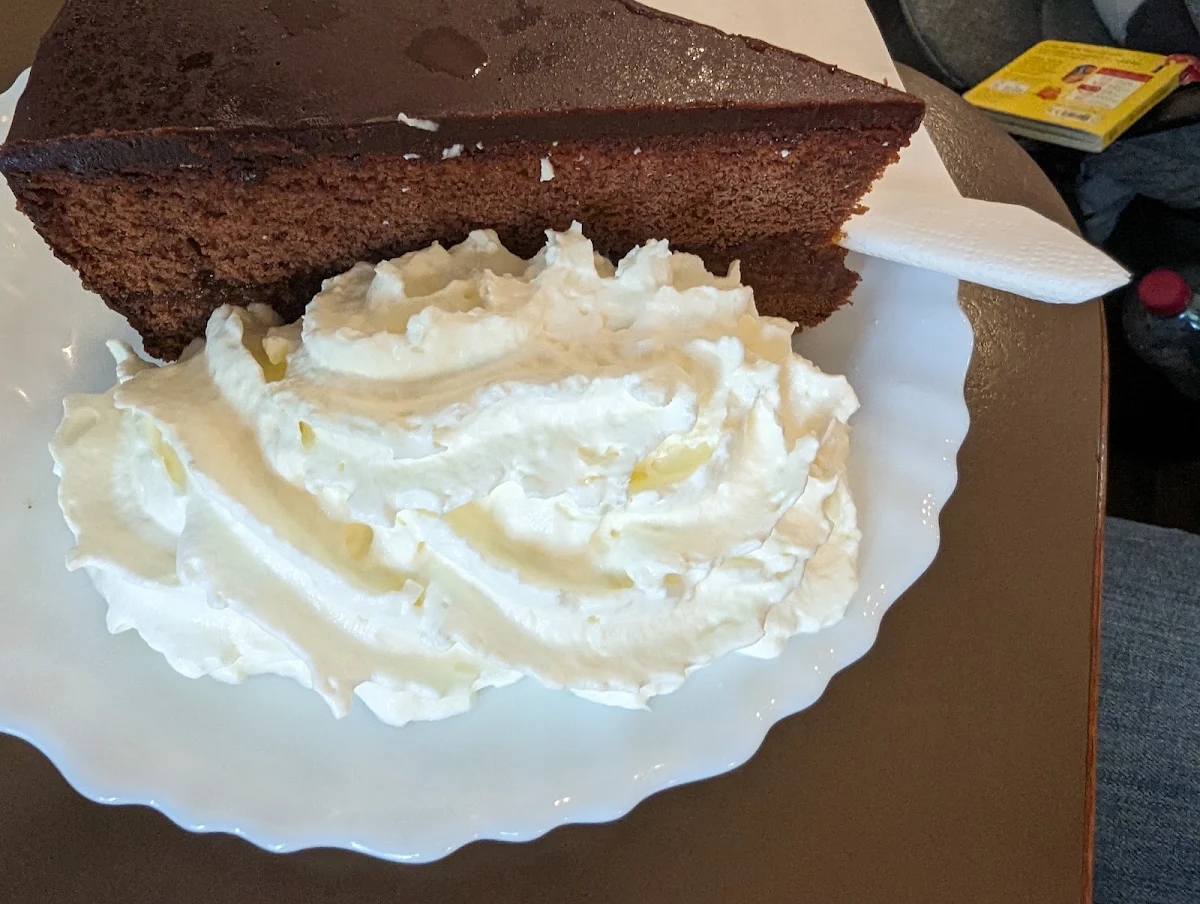Sacher Torte Mit Schlagoberst