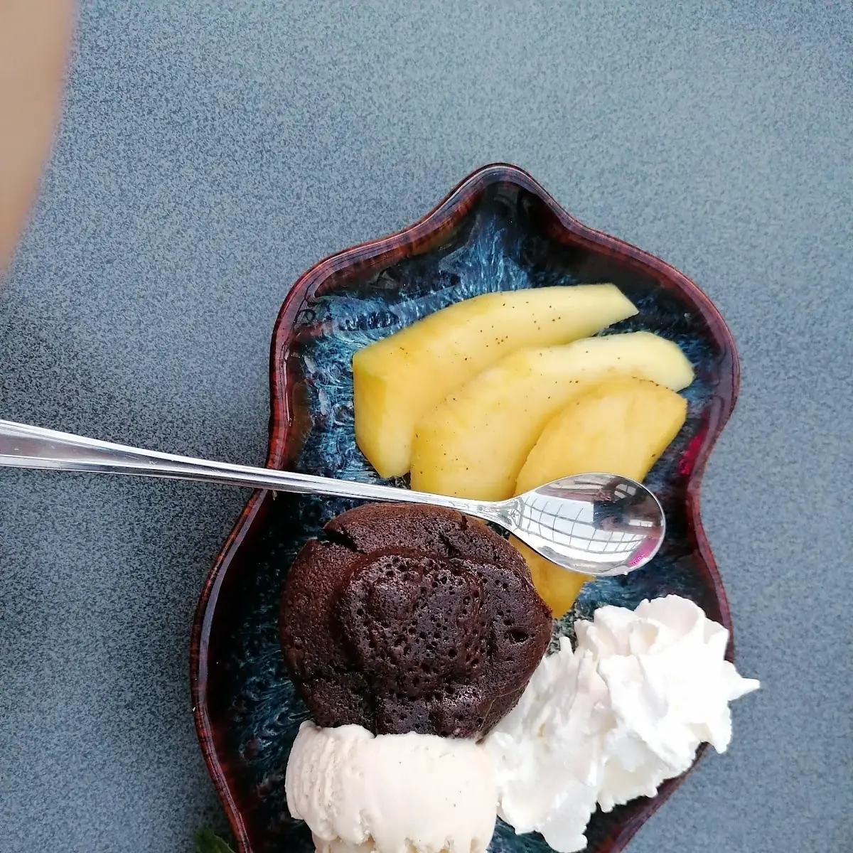 Hot Brownie Mit Eis Und Sahne