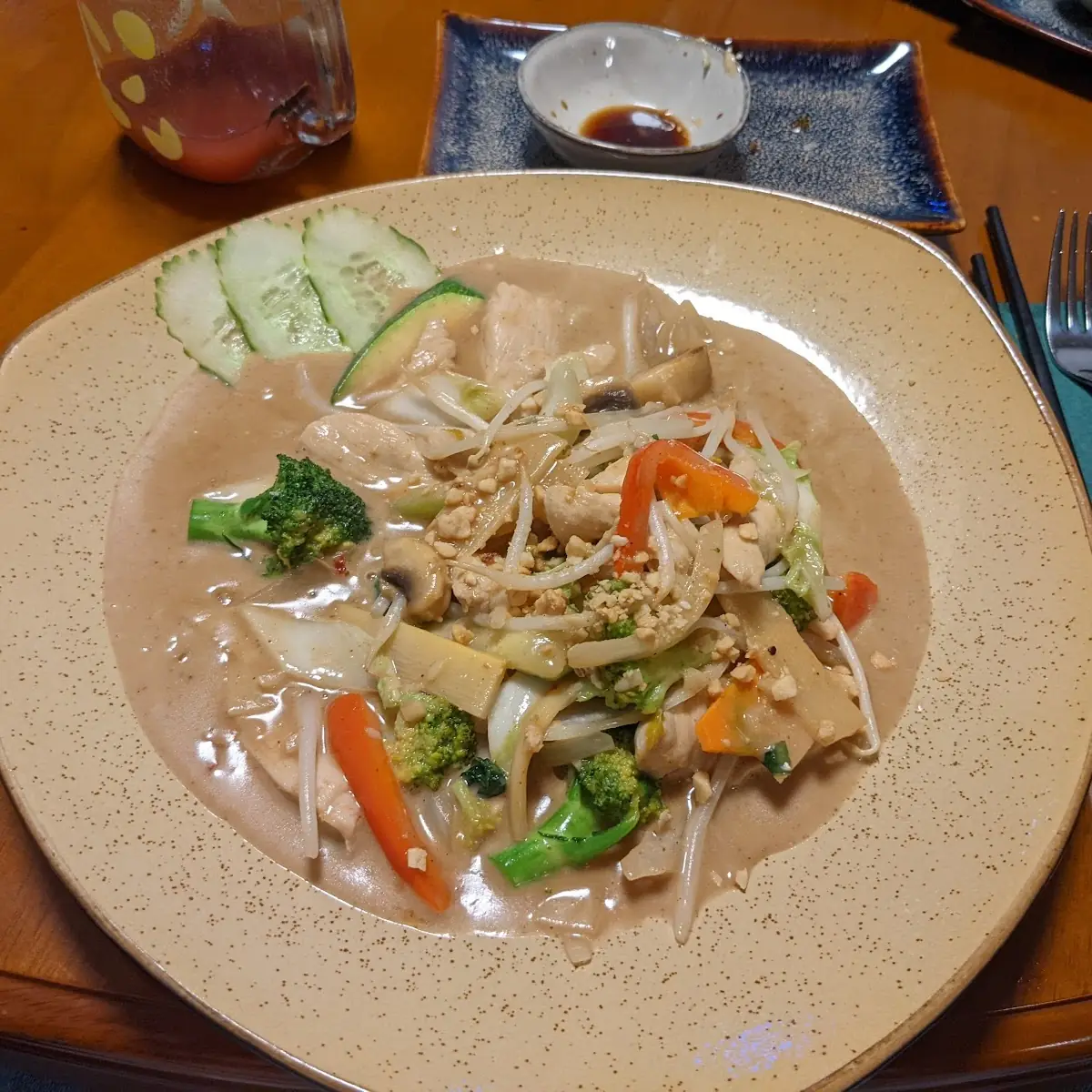 Hühnerfleisch Mit Erdnussauce Und Gemüses