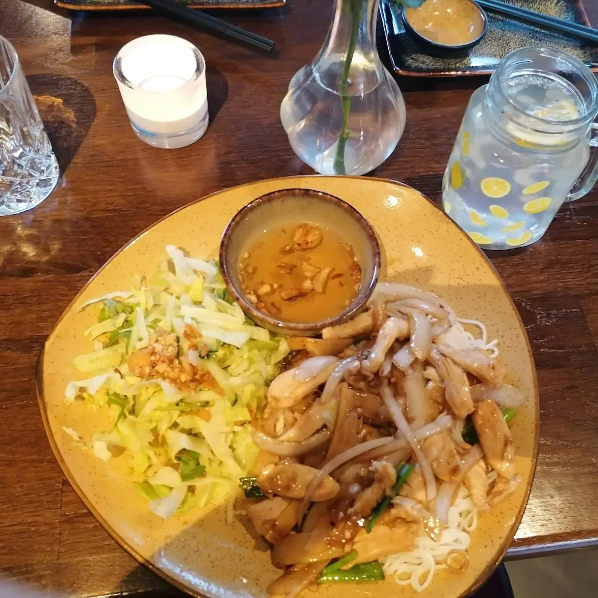 Hünerfleisch Mit Gemüse Und Frühlingsrollen