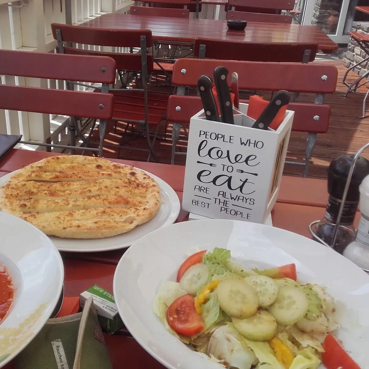 Tomatensuppe Mit Pizzabrot Und Gemischter Beilagensalat