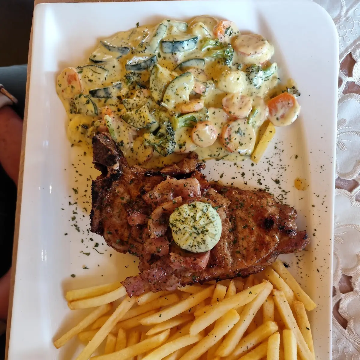 Grillkoteletts Mit Pommes Und Grillgemüse