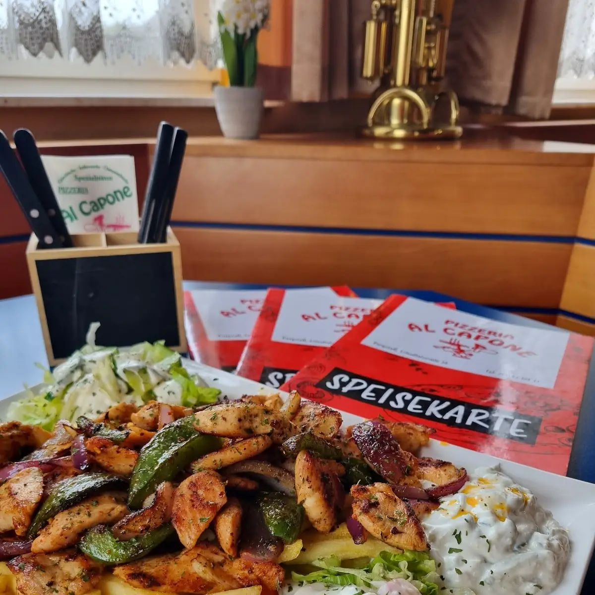 Hühner Gyros Gebratenes Gemüse Pommes Und Tzatziki