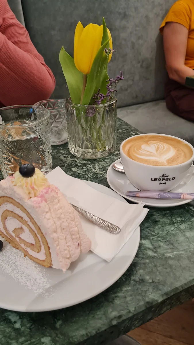 Cappuccino Erdbeerroulade