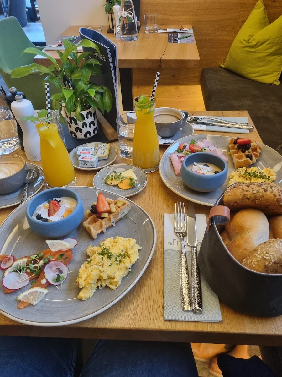 Frühstück Mit Räucherlachs Waffel Rührei Und Birchermüsli