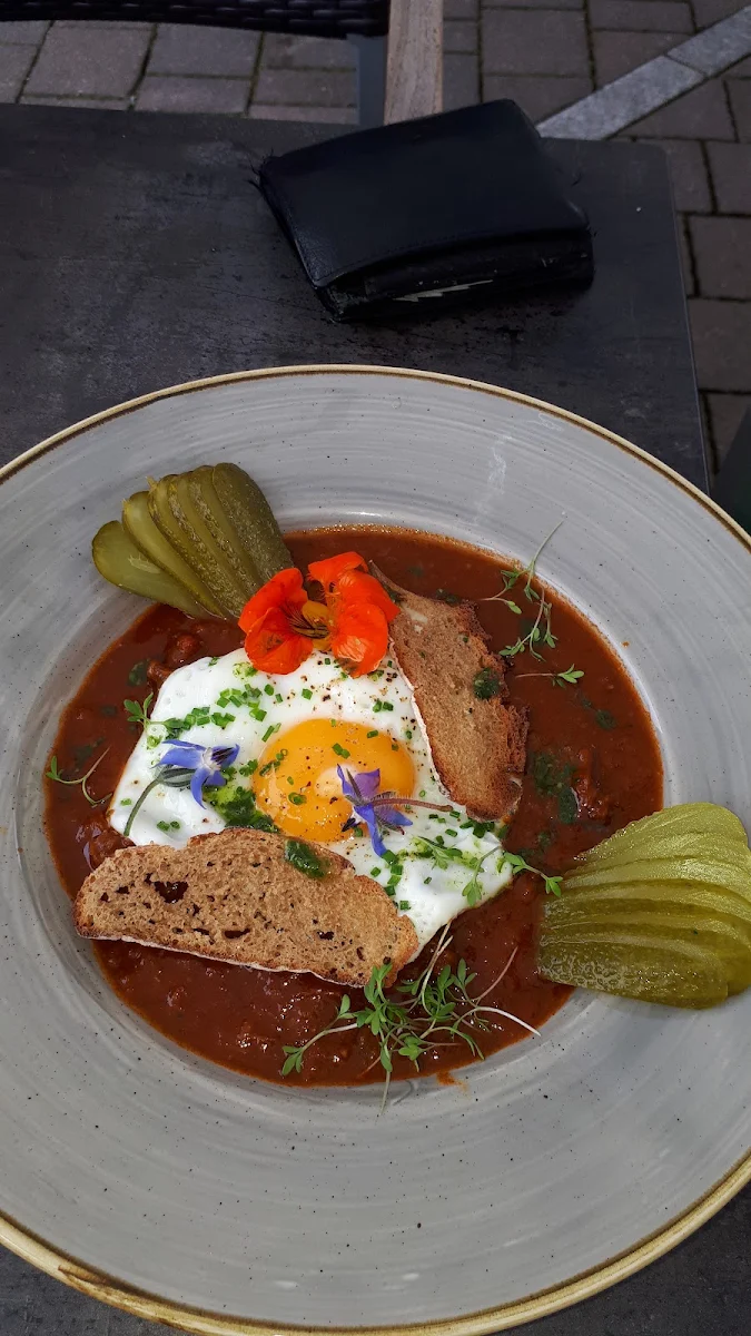 Gulasch Mit Wachtelei Und Brotchips