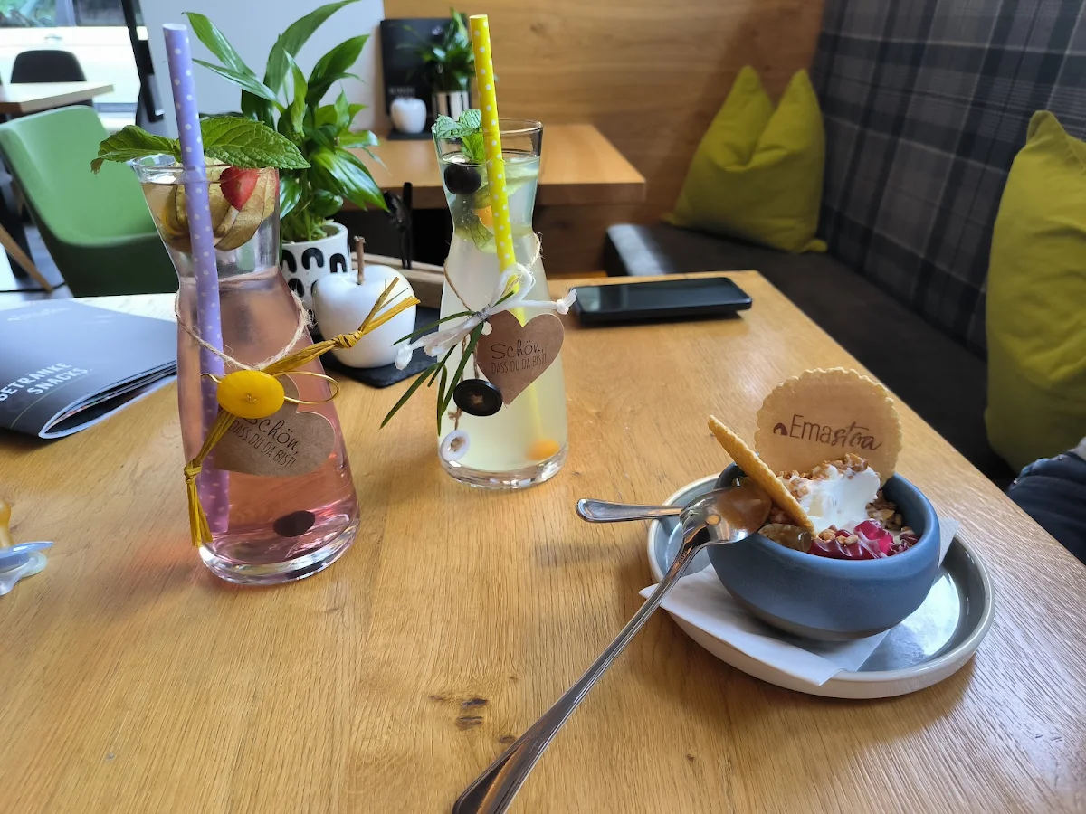 Hausgemachte Limonade Und Frozen Yoghurt