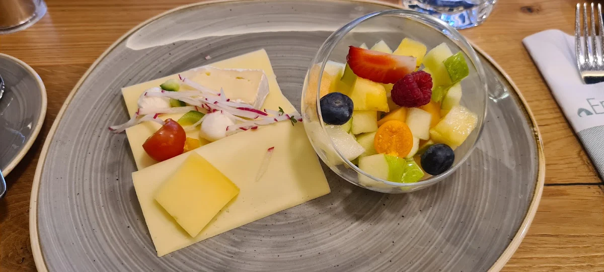Kleines Frühstück Mit Käse Und Obstsalat
