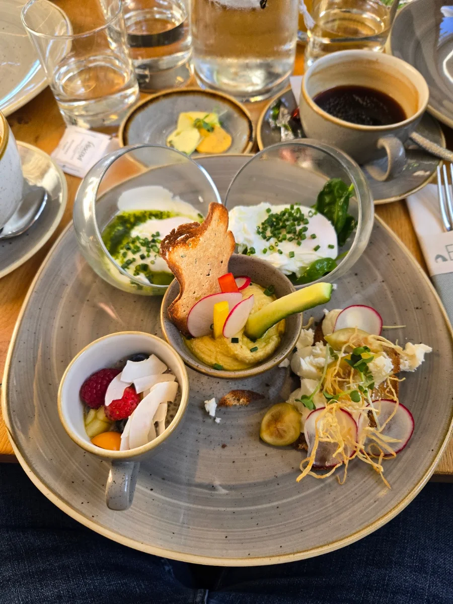 Mittleres Frühstück Mit Wurst Käse Rührei Und Marmeladen