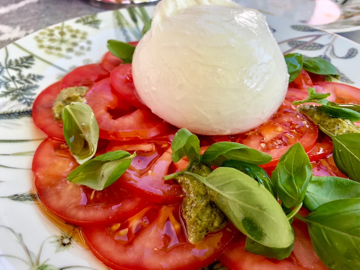 Burrata Auf Tomatencarpaccio Und Basilikumpesto