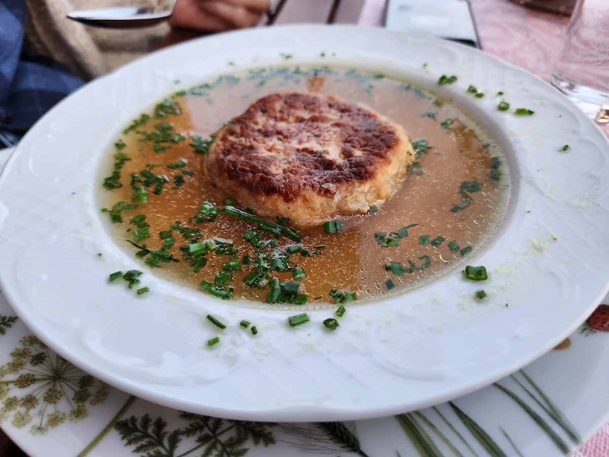 Kräftige Rindsuppe Mit Kaspressknödel