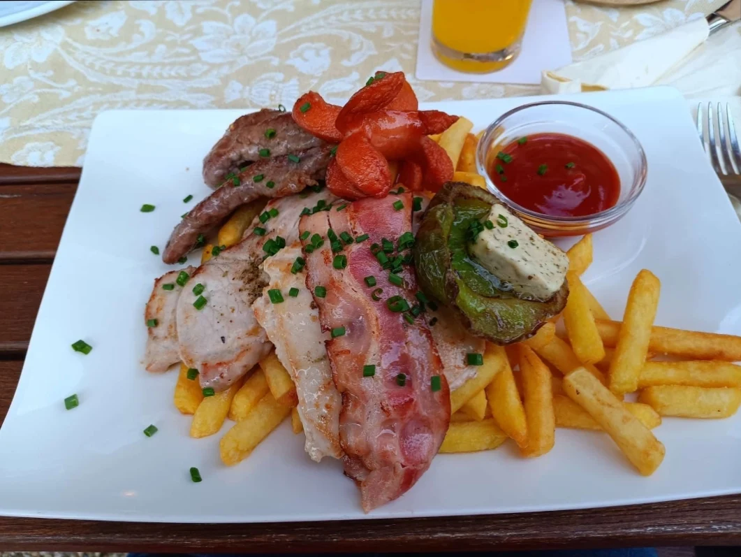 Mixed Grill Mit Pommes Frites Grillwürstel Und Kräuterbutter