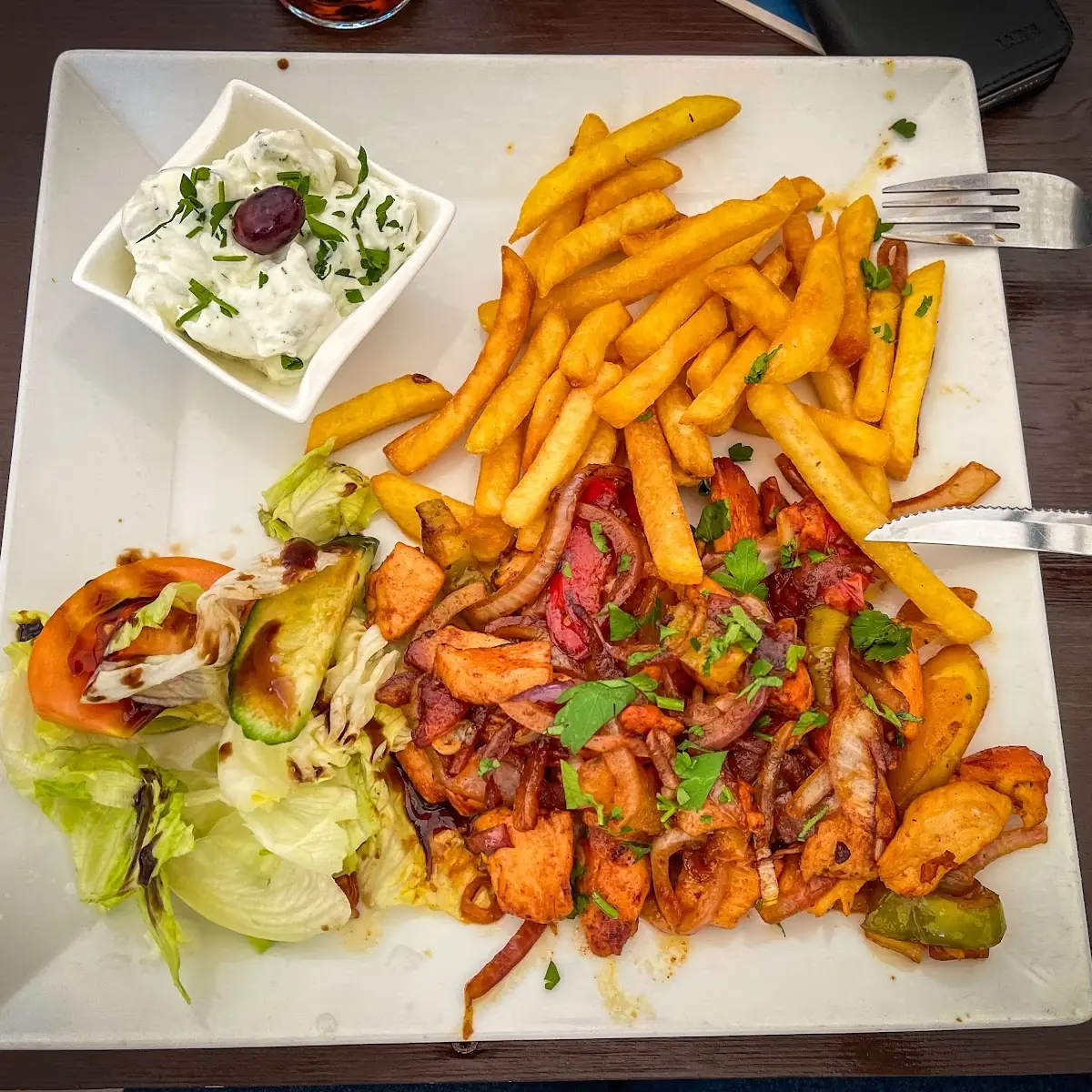 Gyros Mit Huhn Pommes Und Tzatziki