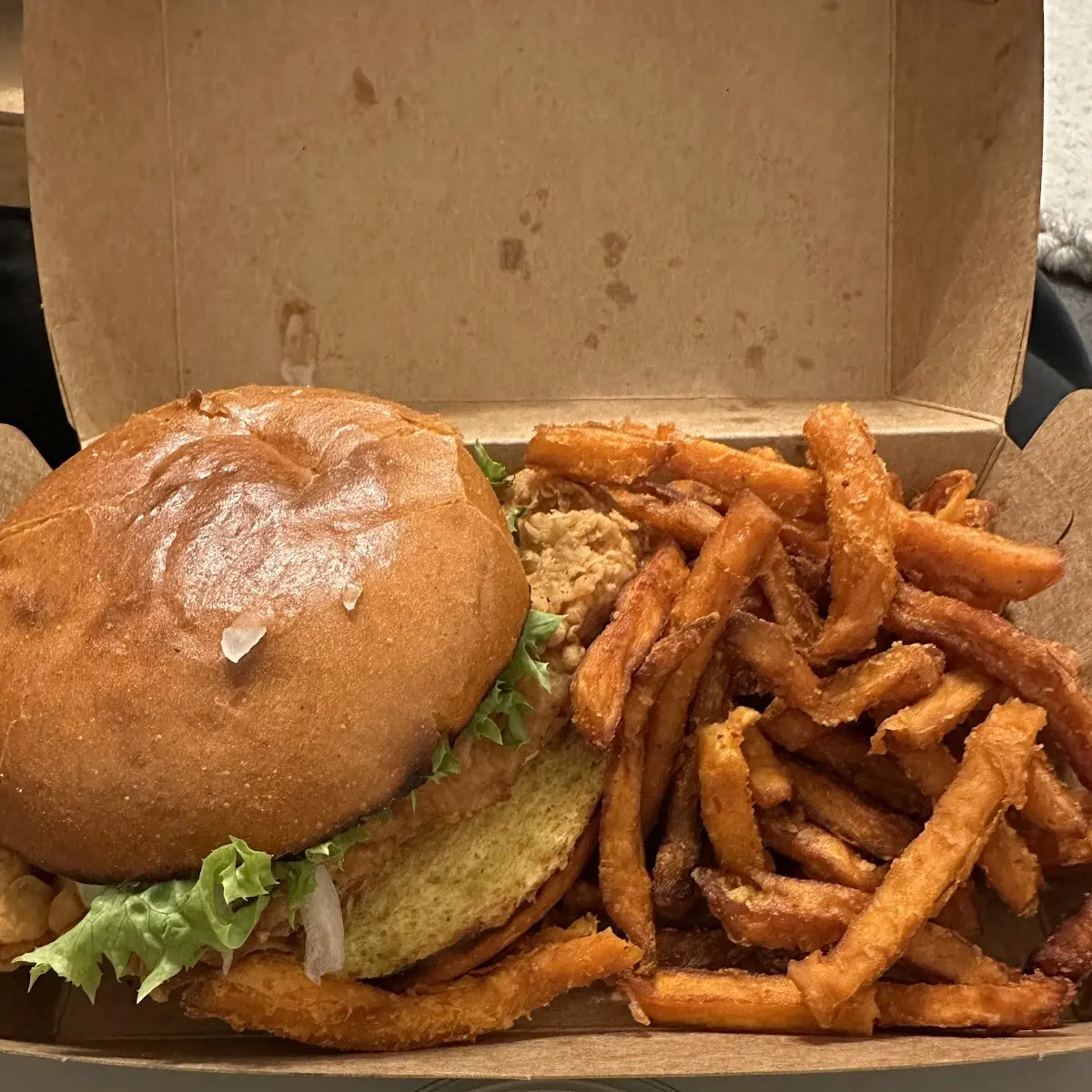 Chrispy Chicken Burger Mit Süßkartoffelpommes