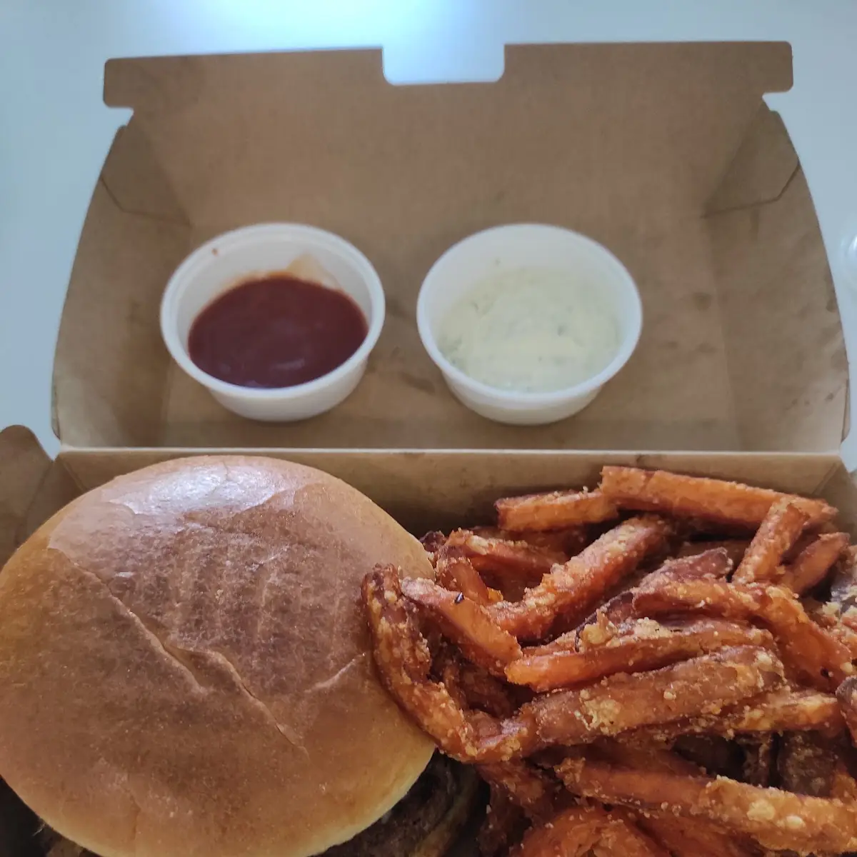 Hot & Spicy Burger Mit Süßkartoffelpommes