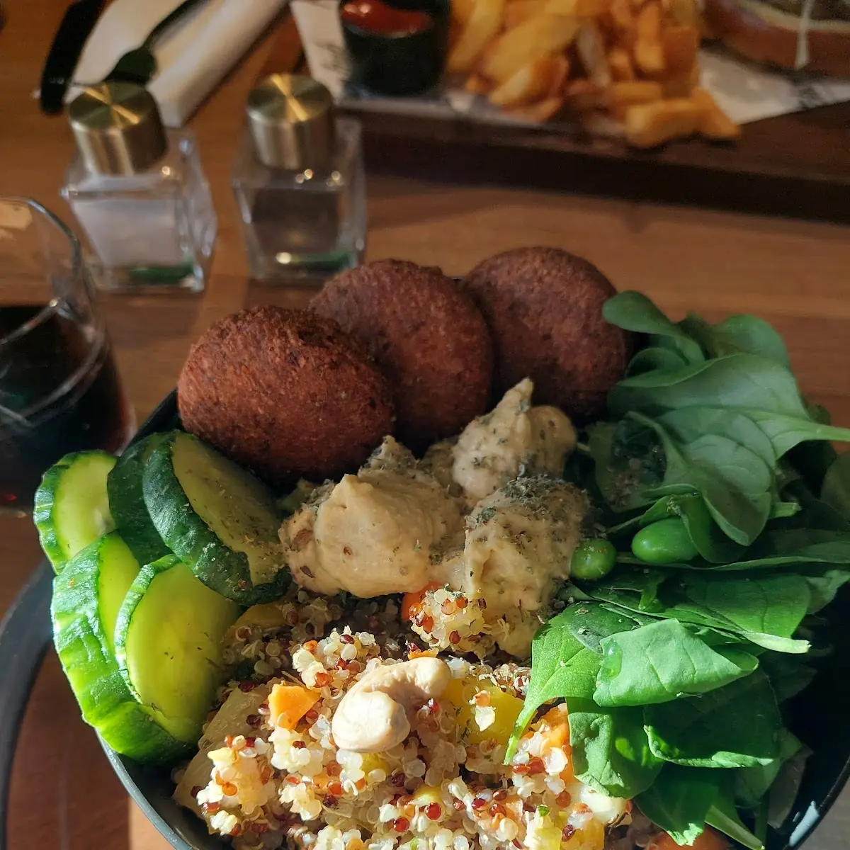 Vegane Quinoa Bowl Mit Humus Und Falafel