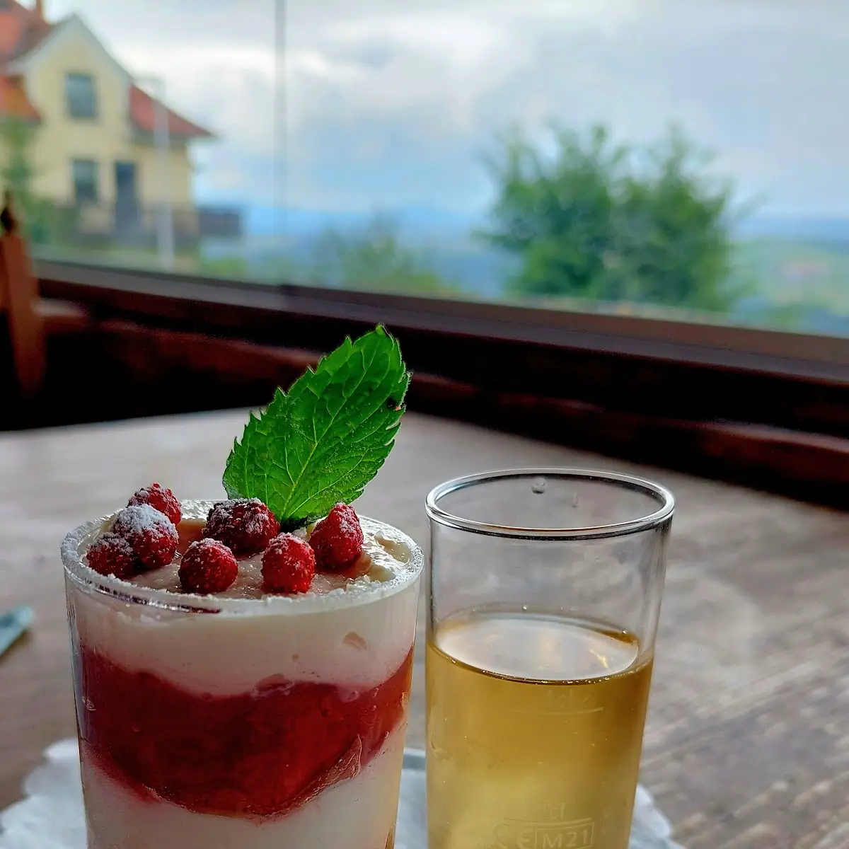 Erdbeer-most-tiramisu