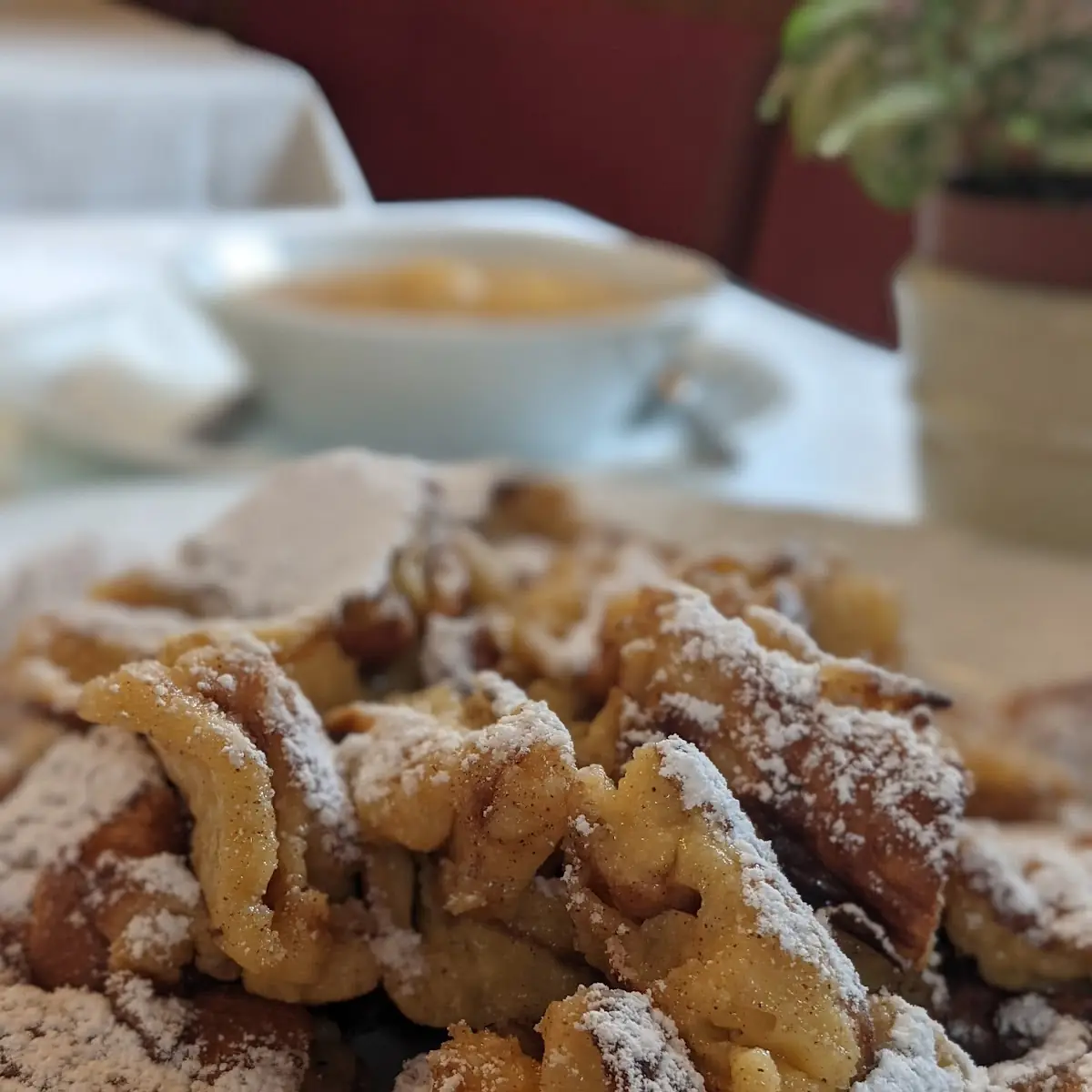Kaiserschmarrn Mit Puderzucker Apfelmus Mit Rosinen