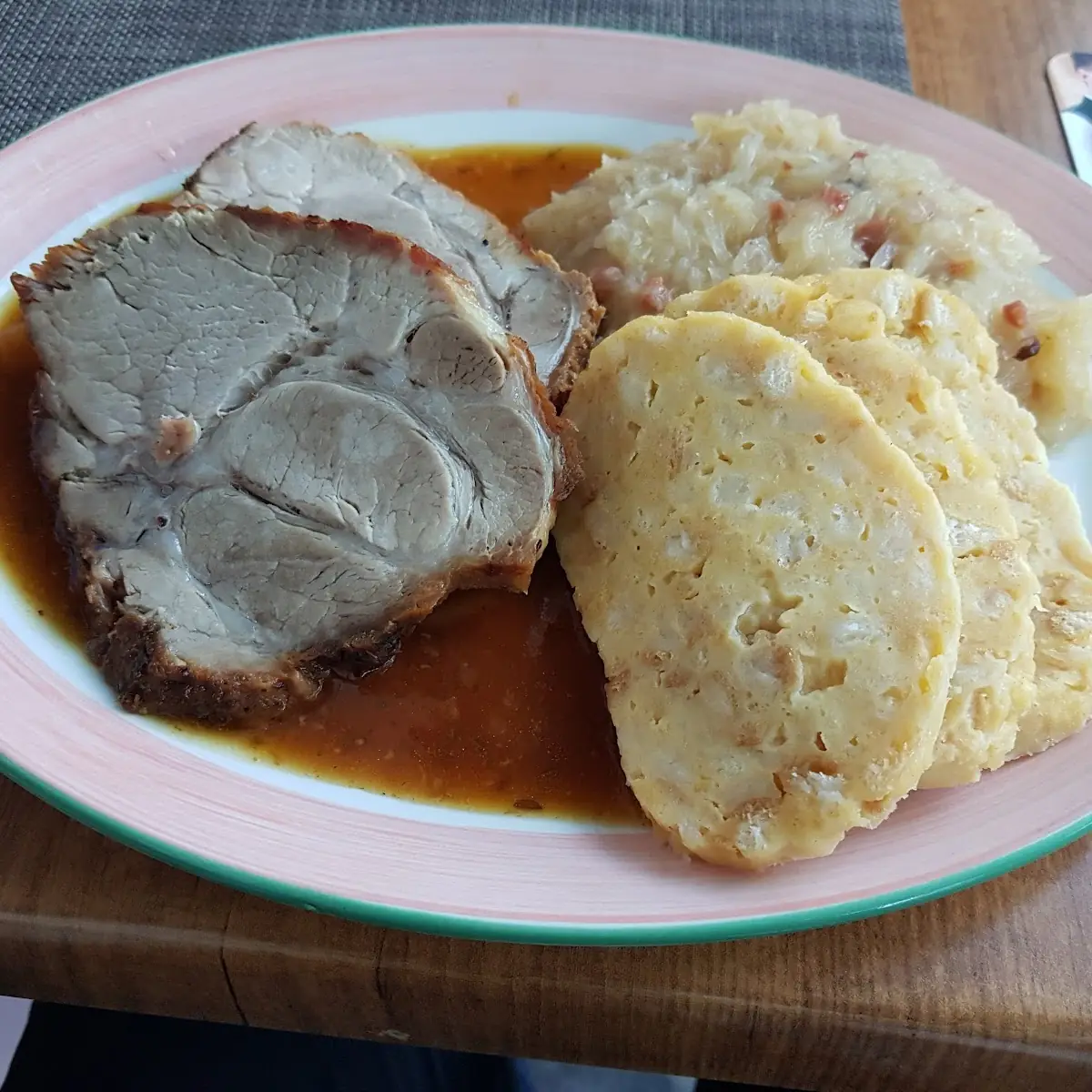 Schweinebraten Mit Sauerkraut Knödel