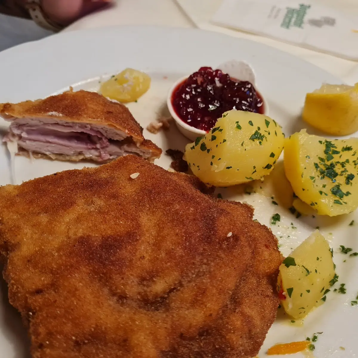 Wiener Schnitzel Vom Schwein Mit Pommes Oder Kartoffel