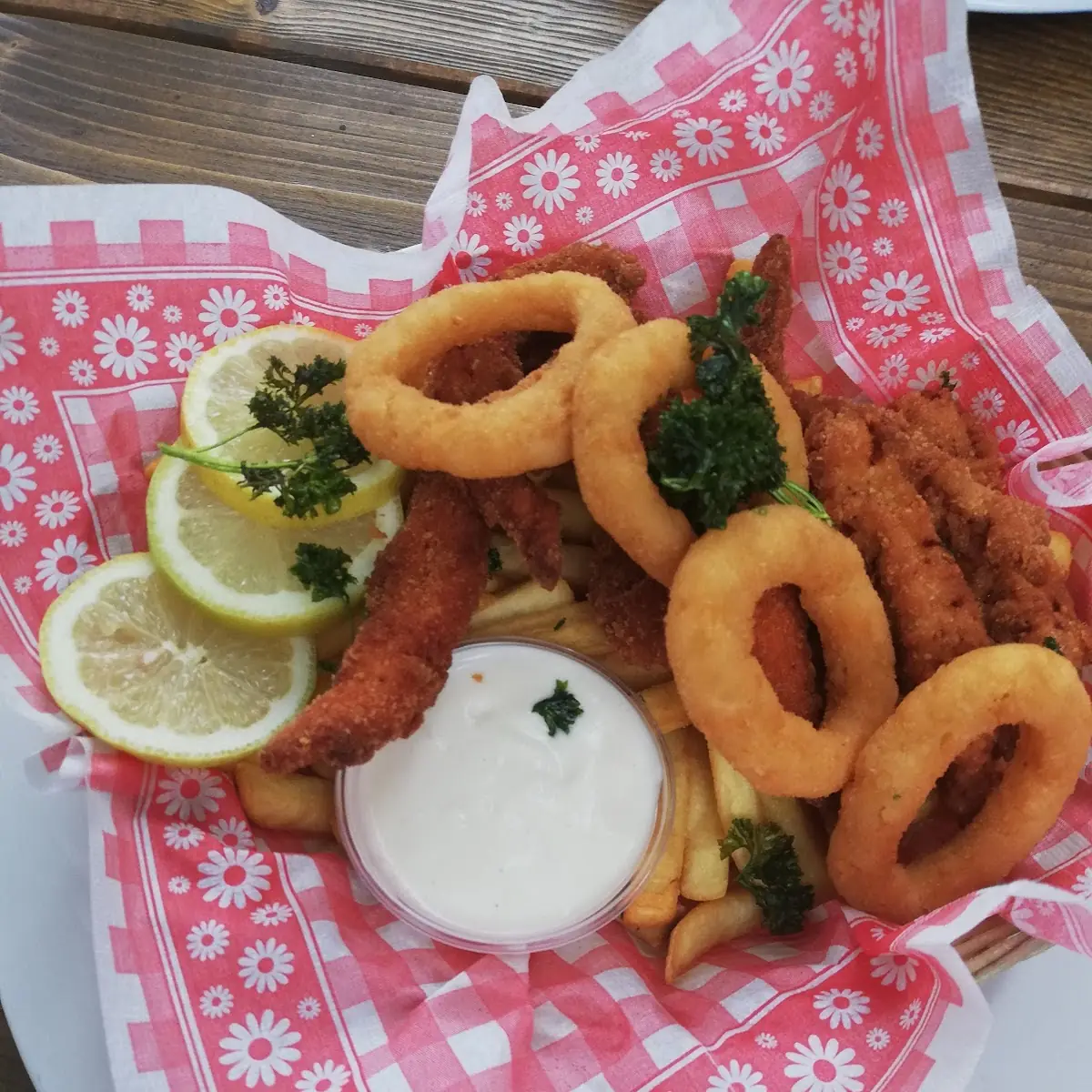 Gebackenes Allerlei Im Körbchen