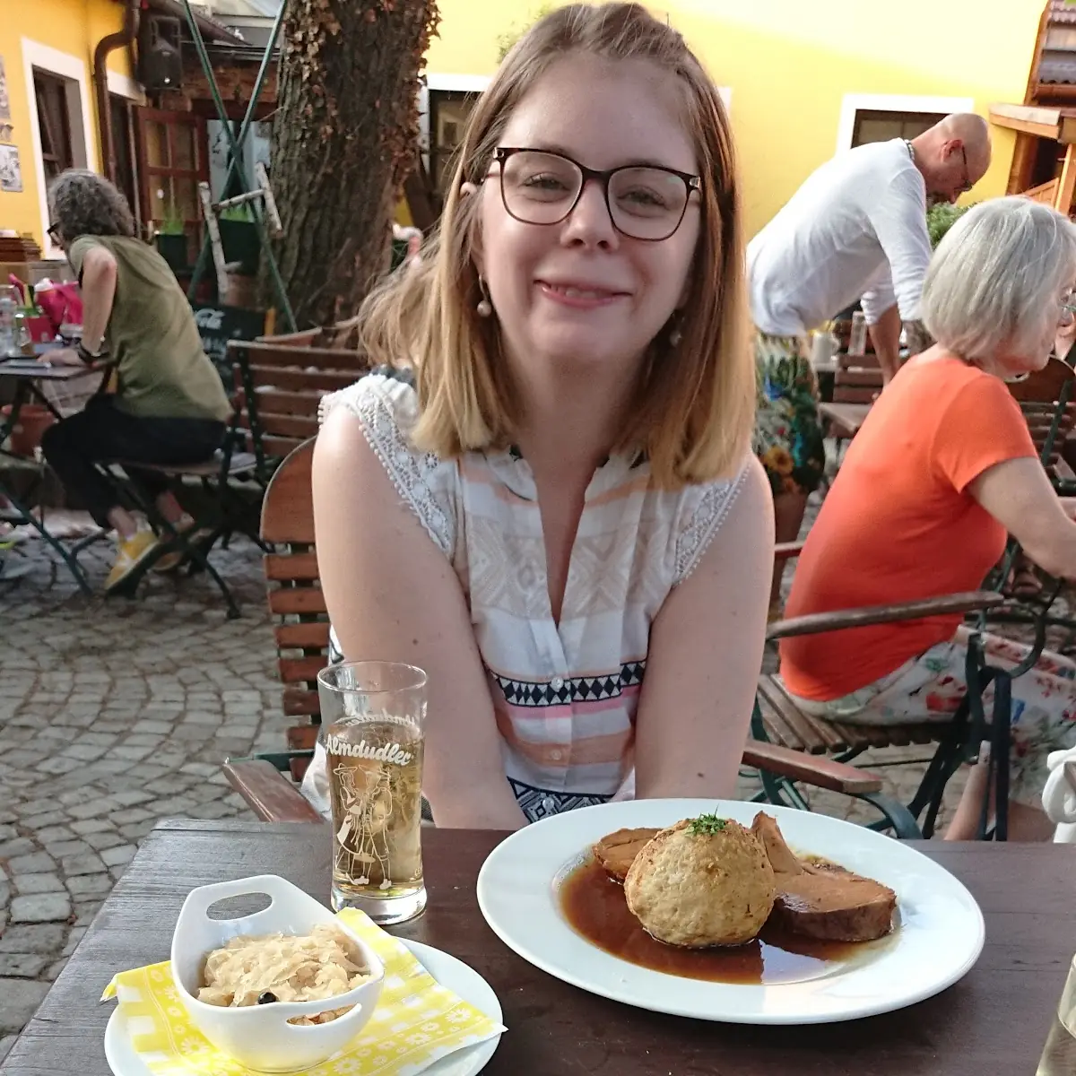 Schwinsbraten Und Erdbeer Knödel