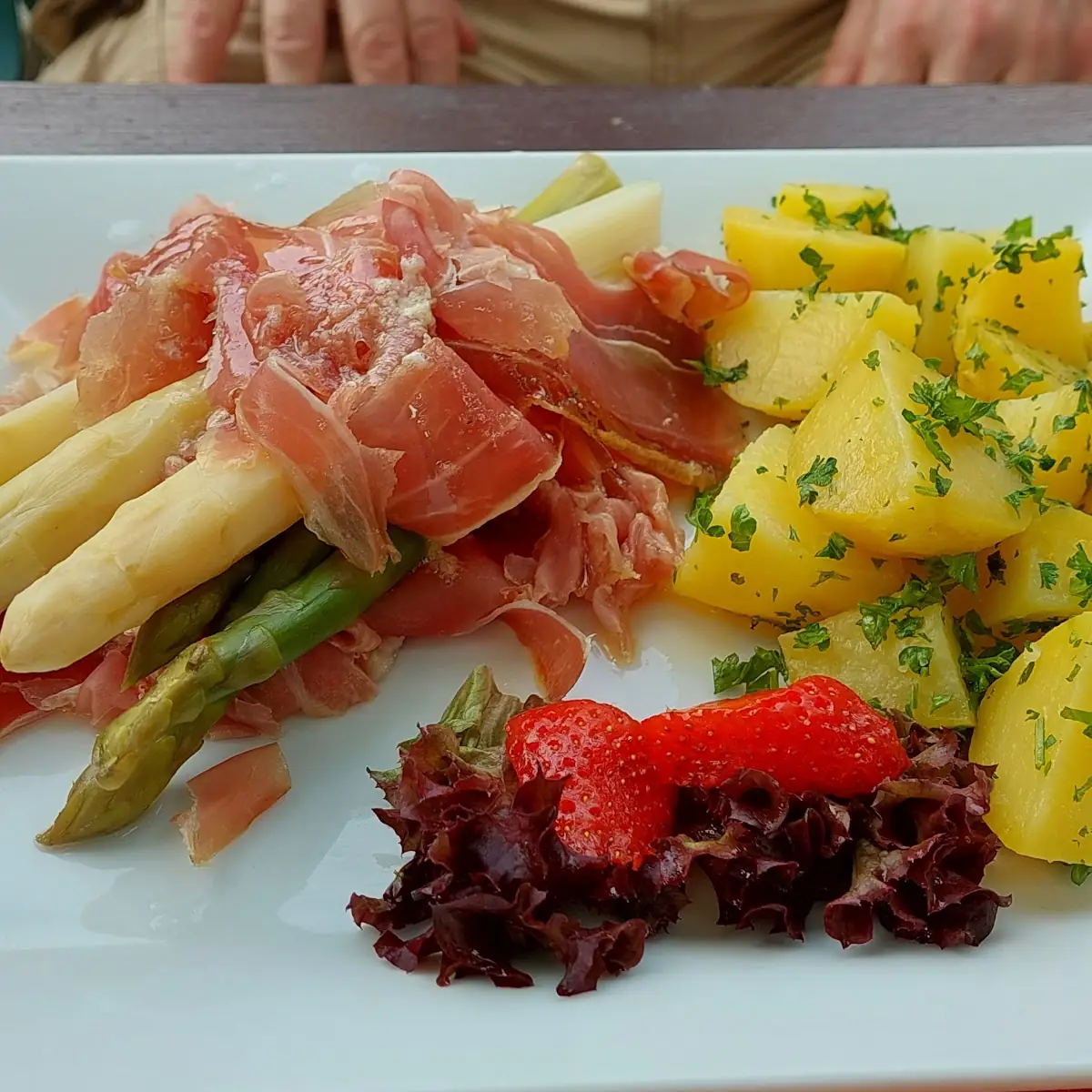 Spargel Bürgerliche Art Mit Volcanoschinken