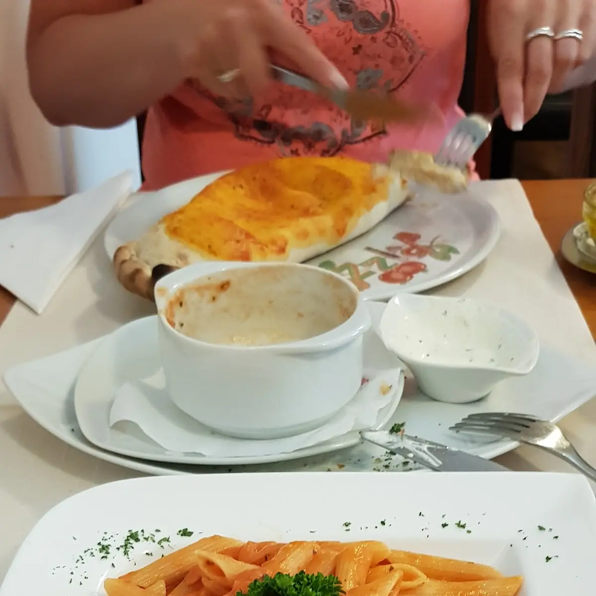 Penne Mit Tomatensauce Und Schinken Und Zwiebeln