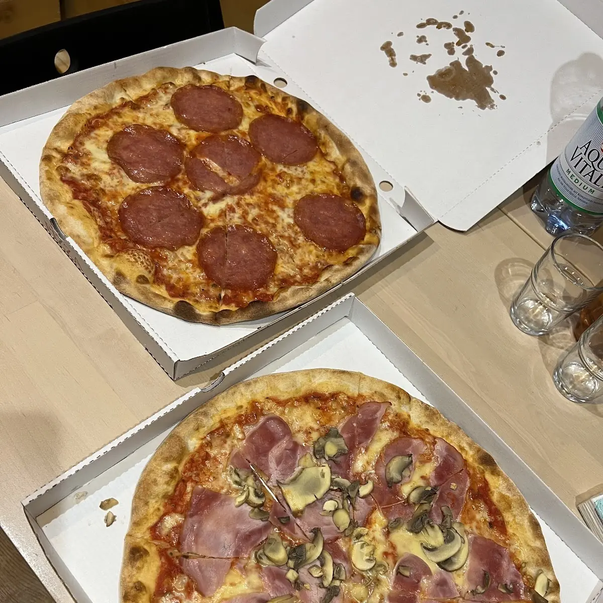 Pizza Salami Und Pizza Schinken Pilze