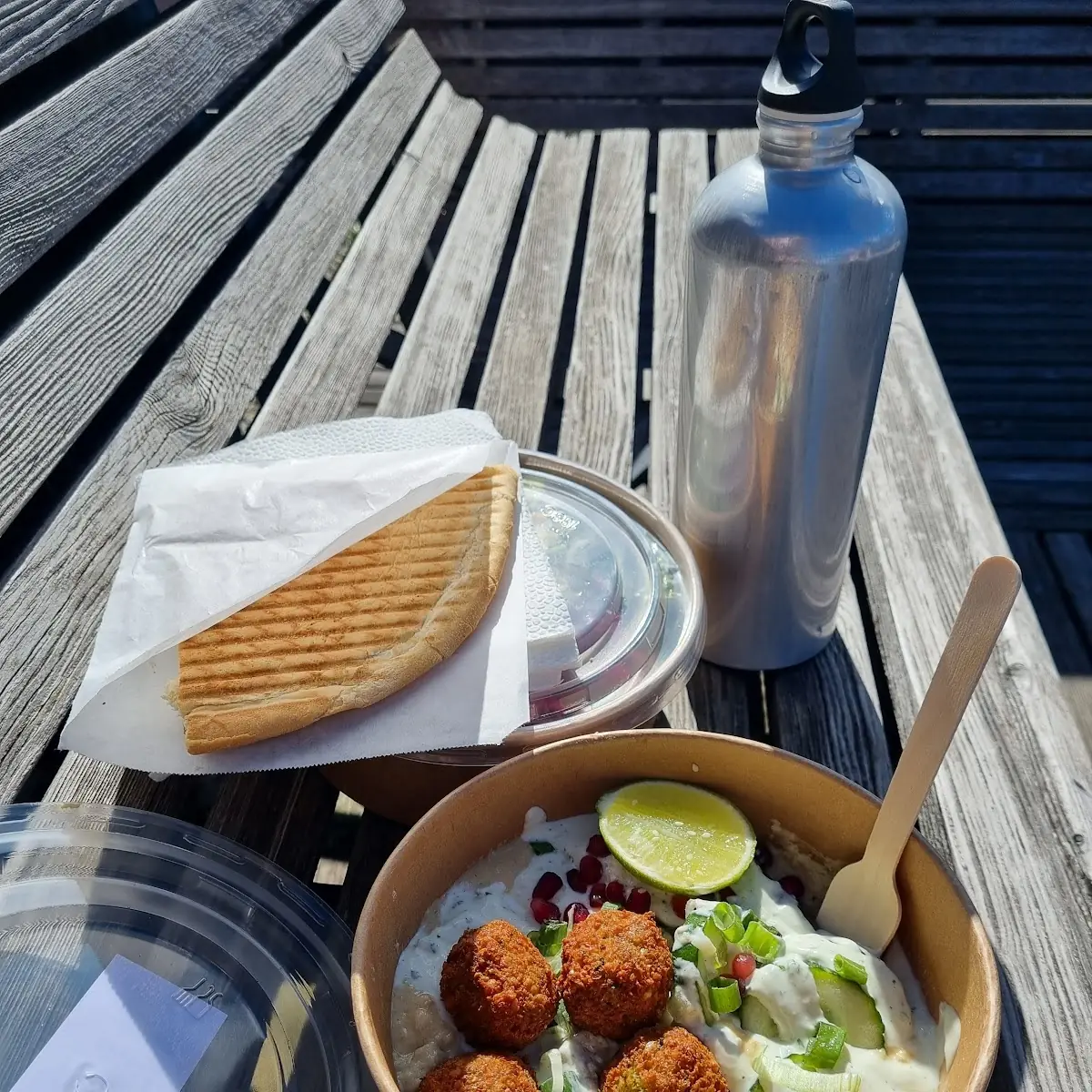 Falaffelbowl Mit Humus Gemüse Und Gefüllten Weinblättern Dazu Pitabrot