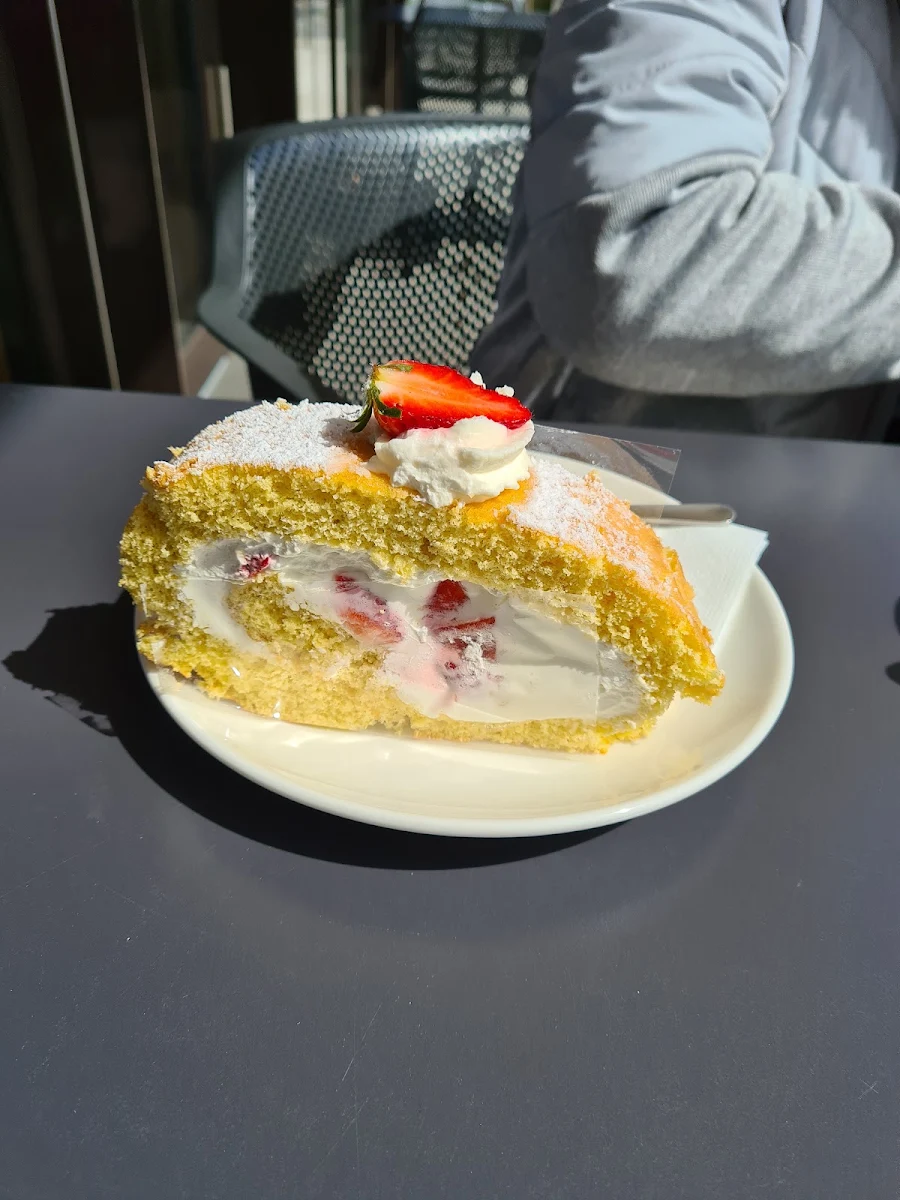 Biskuitrollade Mit Erdbeere Und