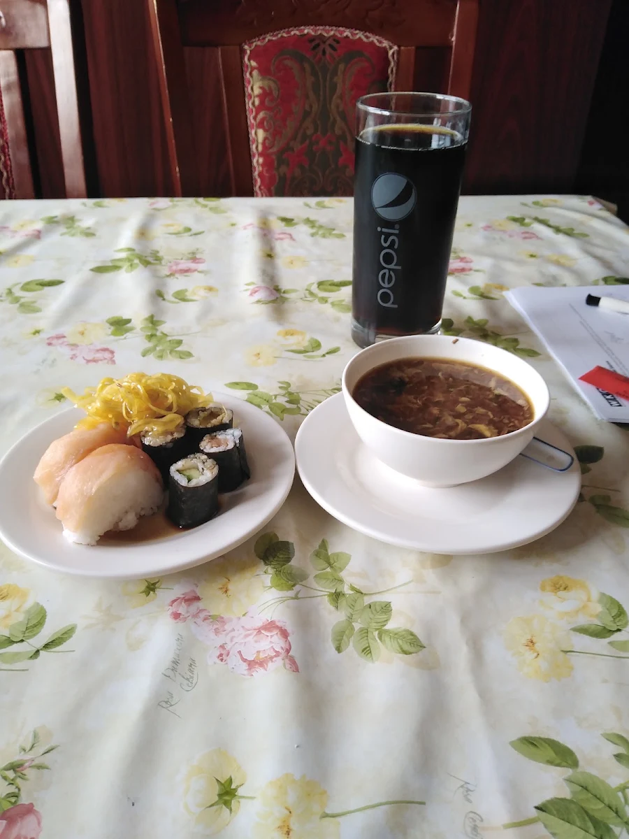 Sauerscharfsuppe Shusi Und Krautsalat