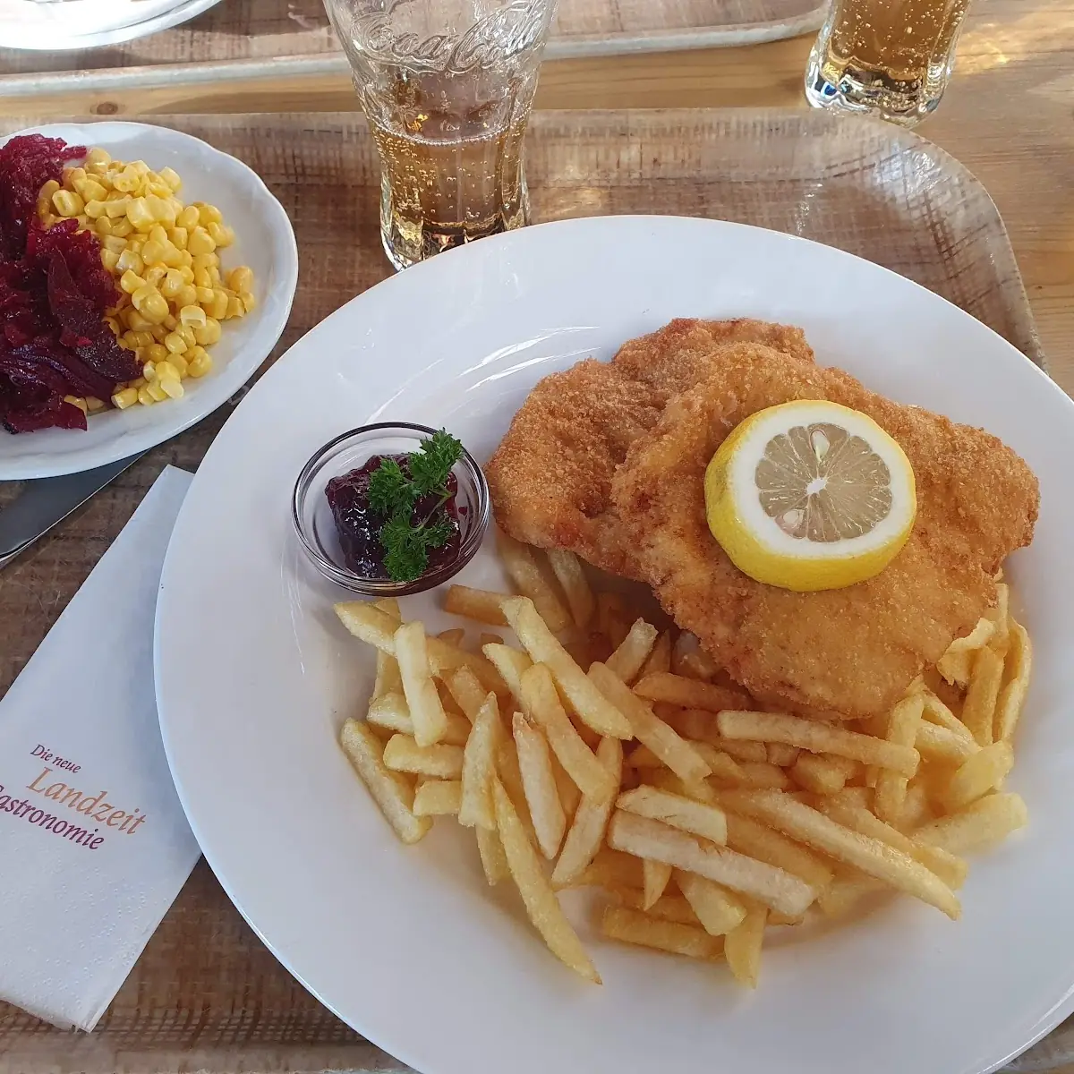 Wiener Schnitzel Vom Huhn Mit Pommes Frites Und Preiselbeergelee
