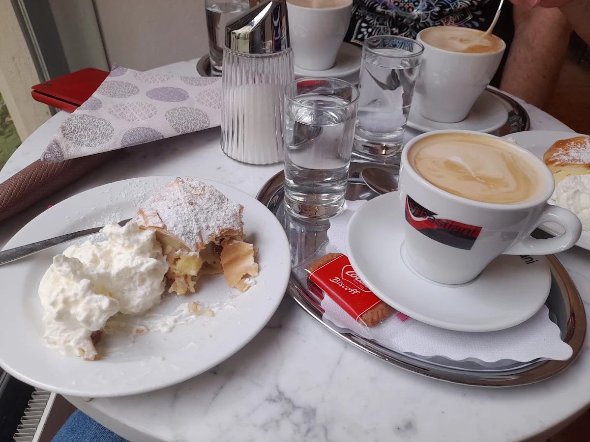 Apfelstrudel I Cappuccino