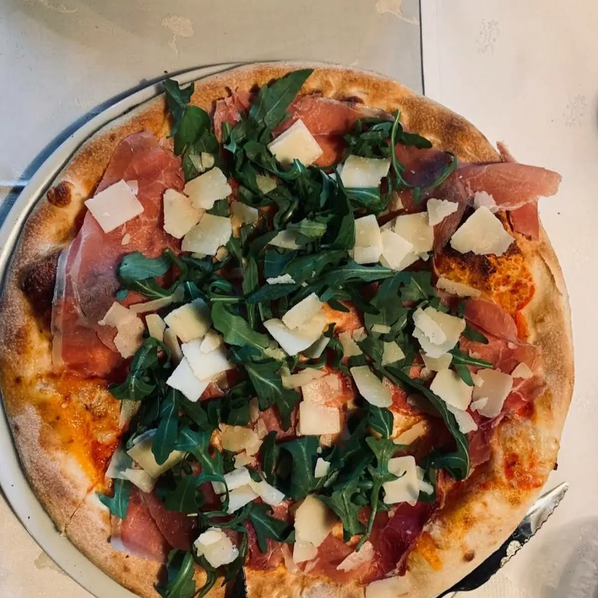 Pizza Schinken Ruccula Und Parmesan