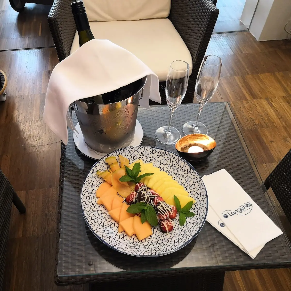 Schokoladenerdbeeren Ananas Und Melone