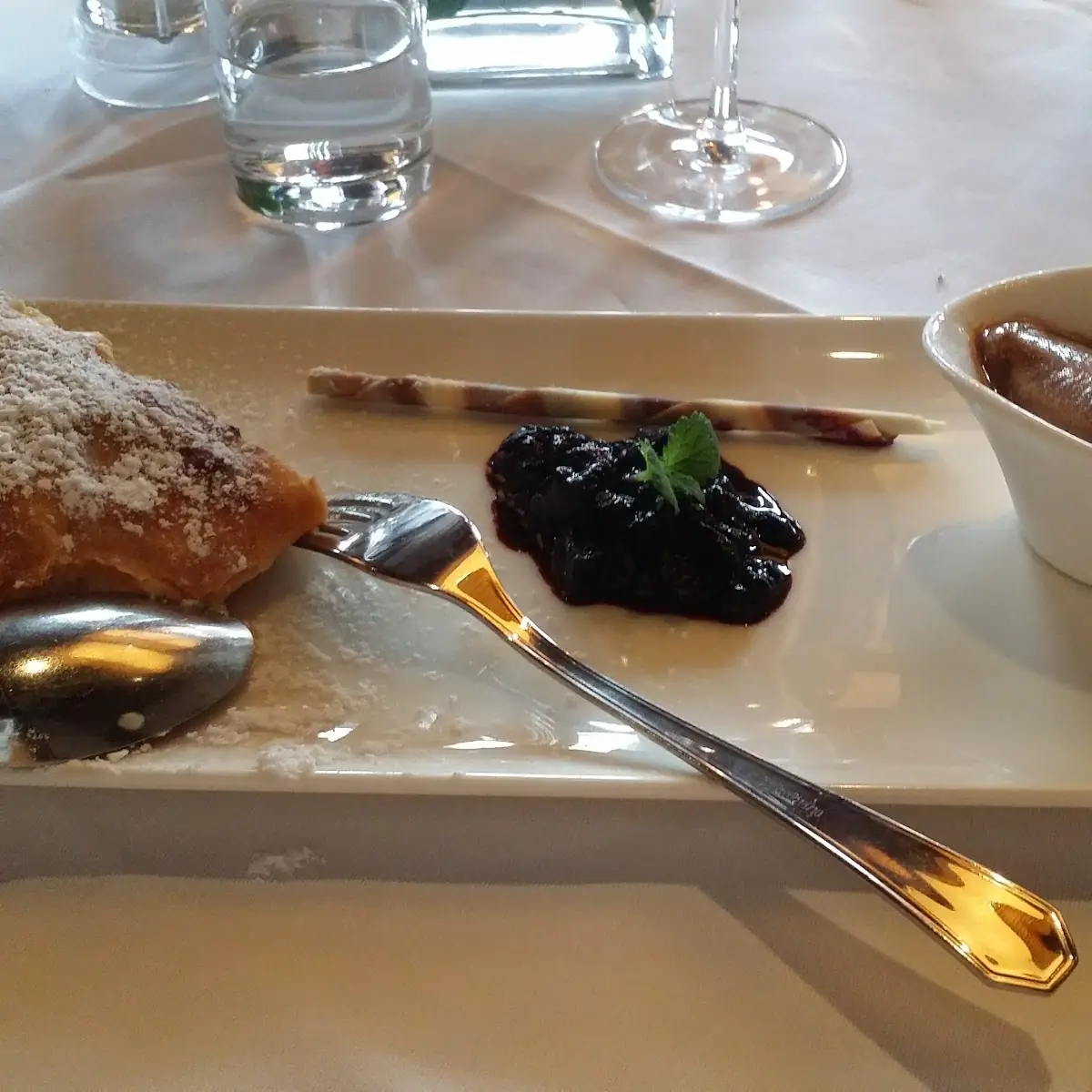 Topfenstrudel Mit Beeren Und Bier-eis