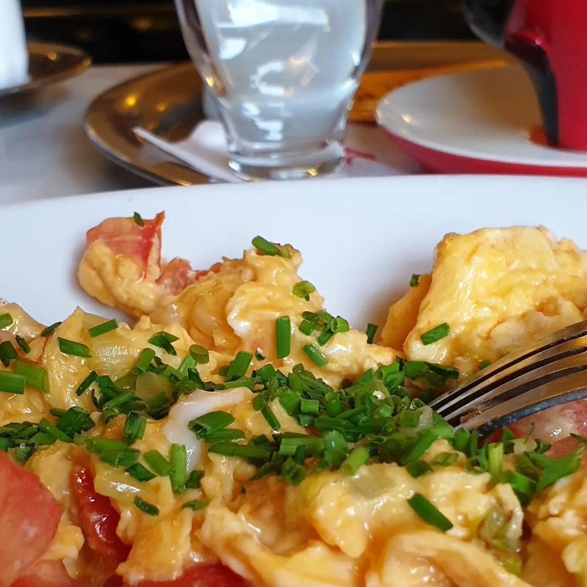 Eierspeis Mit Zwiebel Und Paradeiser