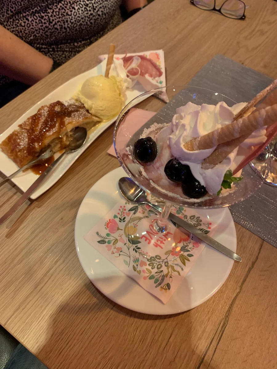 Kleiner Amarenabecher Und Apelstrudel