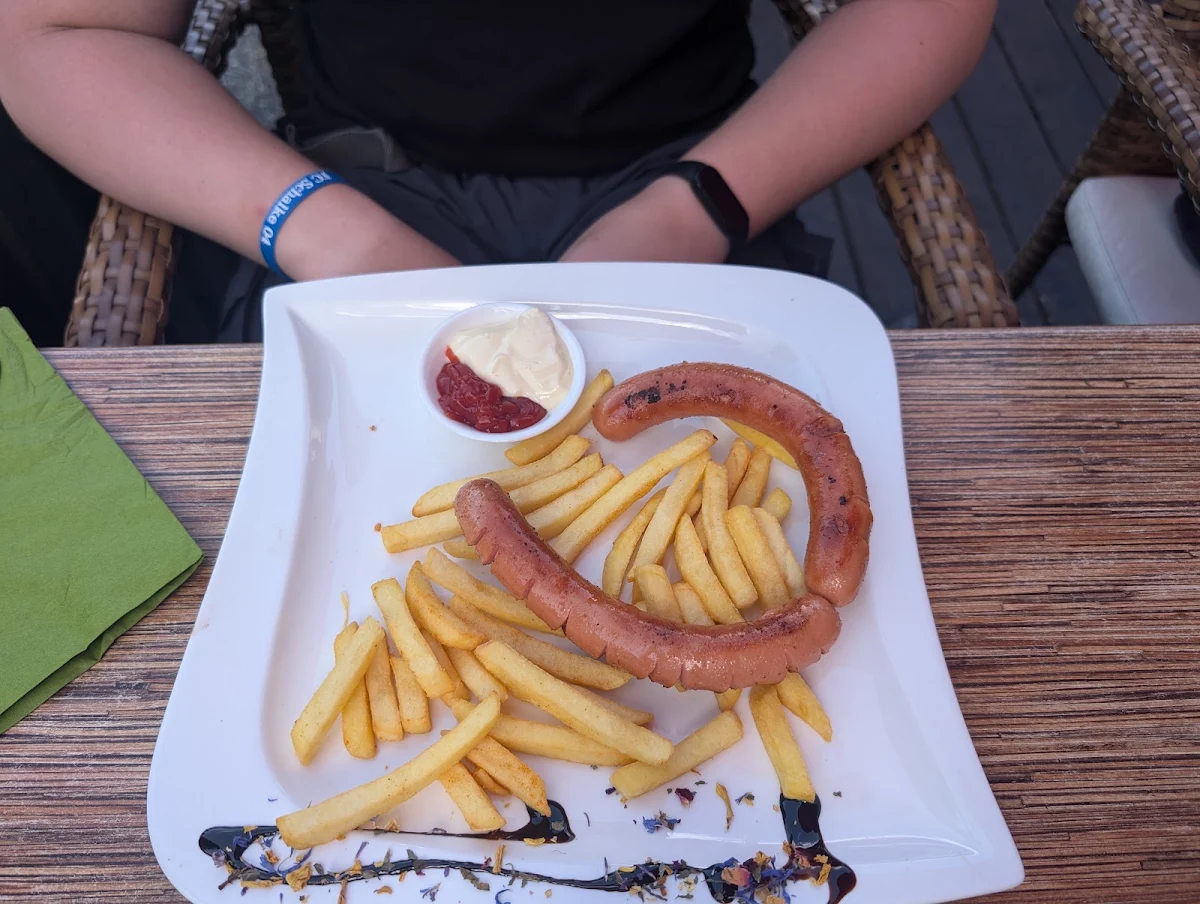 Würstel Mit Pommes