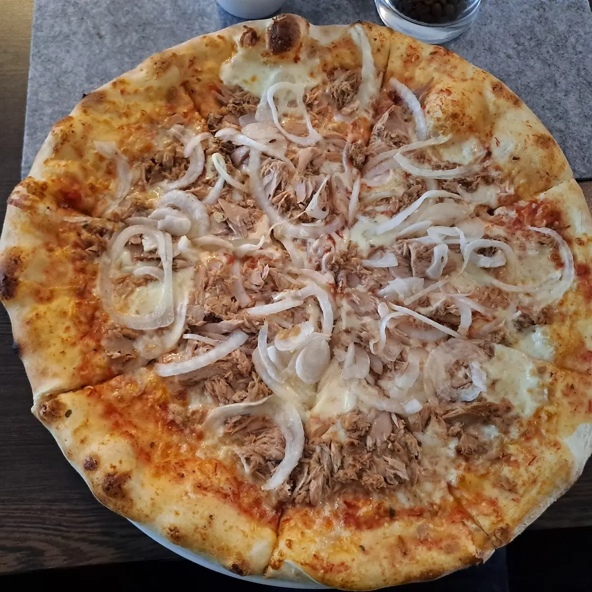 Sehr Leckere Pizza Tonno