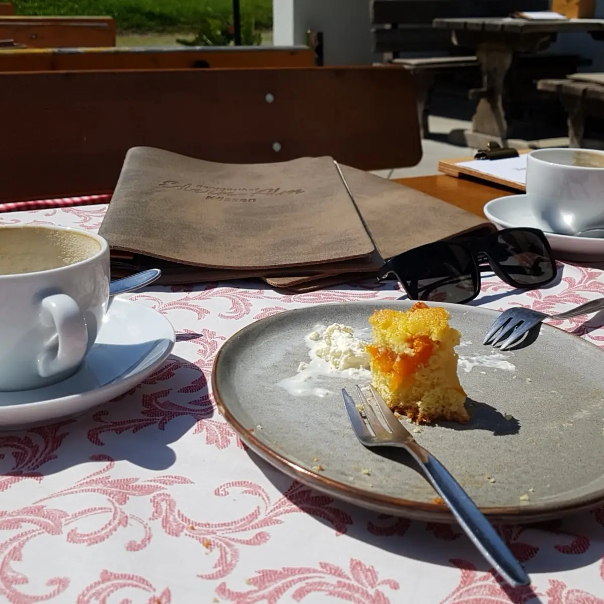 Marillenkuchen Und Cappucino