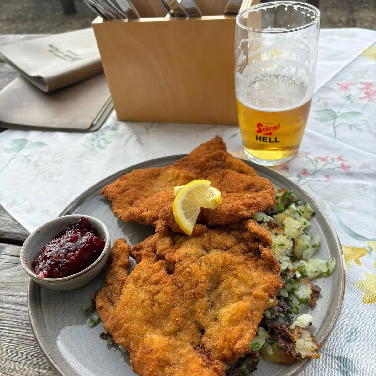 Panniertes Schweineschnitzel Mit Bratkartoffeln Es Gibt Keine Bessere