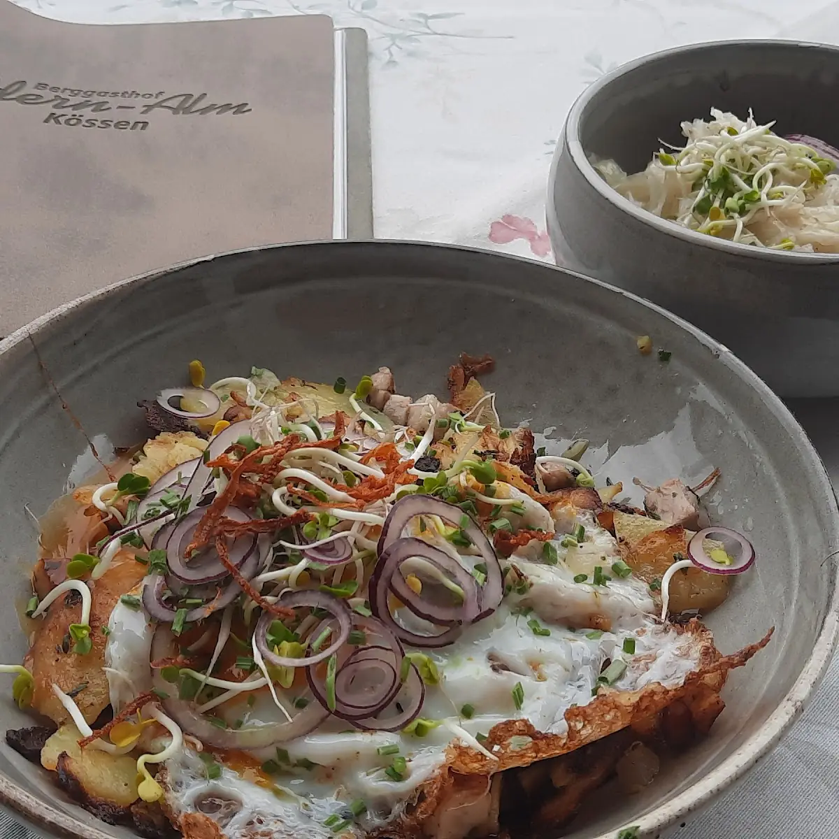 Tiroler Gröstl Mit Spiegelei Und Krautsalat